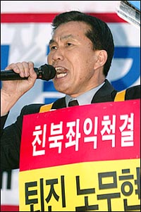 박찬성 북핵저지시민연대 대표가 '불법 촛불집회 중단하라'는 구호를 선창하고 있다. ⓒ 오마이뉴스 남소연 